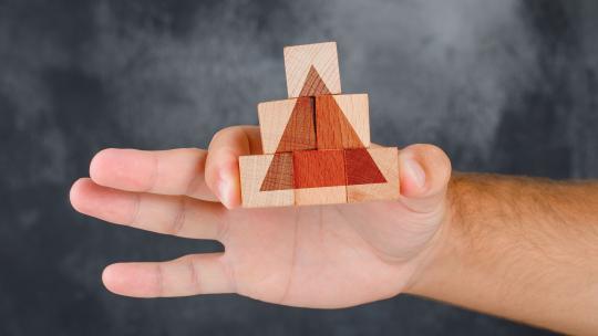 Comment utiliser la pyramide de Maslow dans une entreprise ?